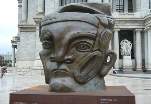 Sculpture de José Luis Cuevas, "Autoretrato" devant le Palacio de Bellas Artes à México (2008). Photo EL.