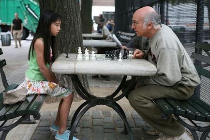 Pour boucler ses fins de mois, Boris donne des leçons d'échecs à des jeunes qu'il traite de tous les noms...